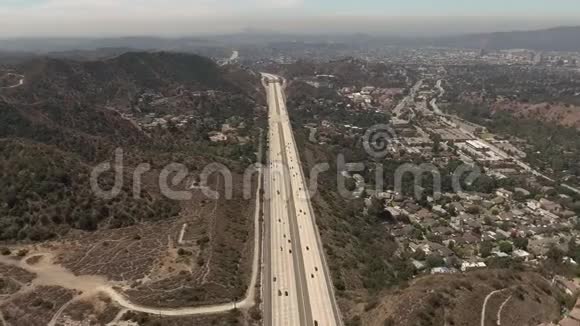 加州格伦代尔山区公路鸟瞰图视频的预览图