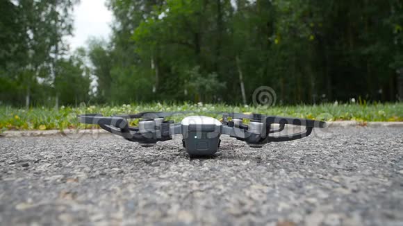 无人驾驶飞机的概念小型无人机起飞视频的预览图