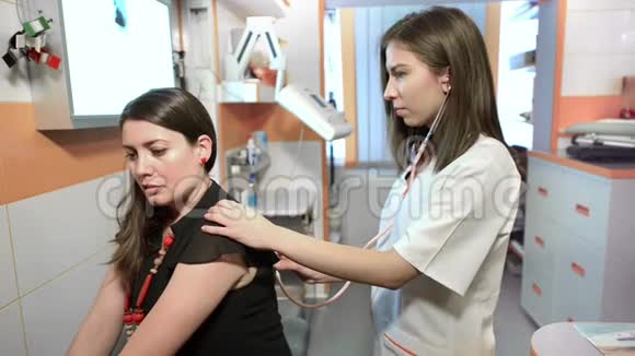 妇女咳嗽被医生咨询视频的预览图