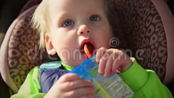 一个小孩喝着一杯麦汁饮料视频的预览图