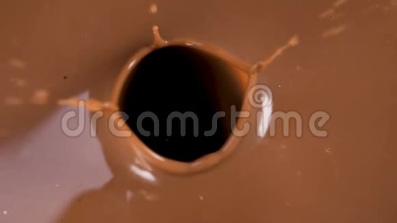 巧克力碎片掉落在牛奶里视频的预览图