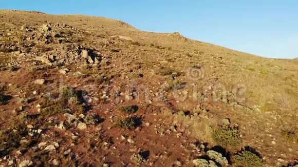 美国内华达州沙漠山坡视频的预览图