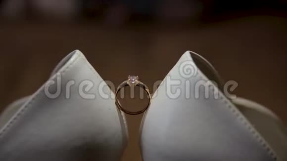 白色鞋子之间的结婚戒指视频的预览图