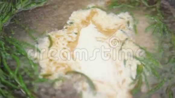 在浓奶油上煮海豆视频的预览图