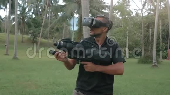 带武器的虚拟现实耳机中的人在丛林中慢动作奔跑视频的预览图
