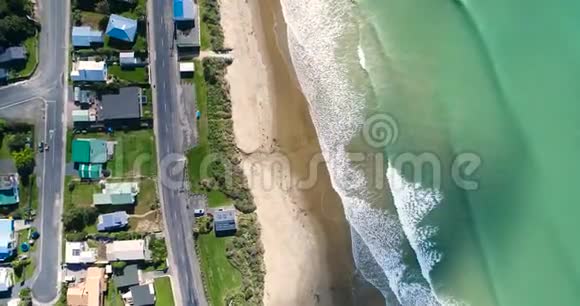 到达的翡翠海浪的俯视图什维列夫视频的预览图