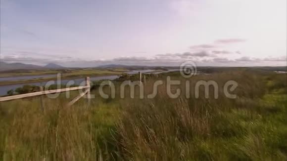 一个阳光明媚的爱尔兰风景日视频的预览图