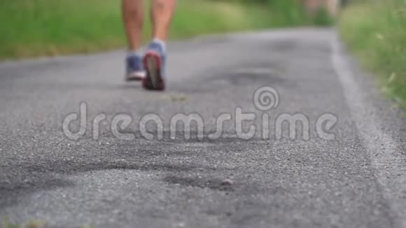 男人慢跑在公园里跑步准备服装绑着一只鞋视频的预览图