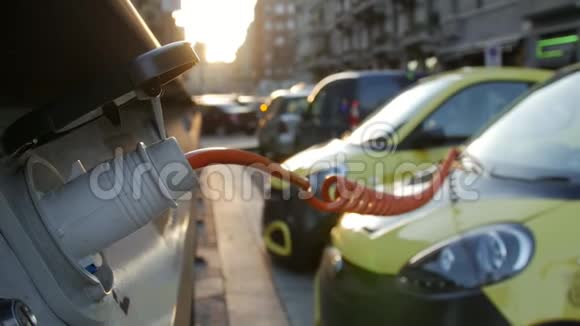 关闭一个黄色电动汽车插入充电端口视频的预览图