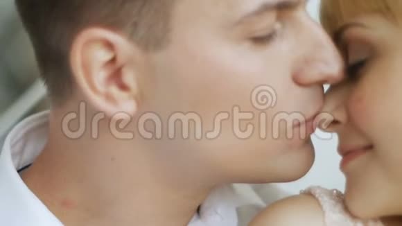 男人亲吻他心爱的孕妇视频的预览图
