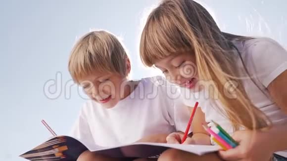 微笑的孩子们用铅笔画画视频的预览图
