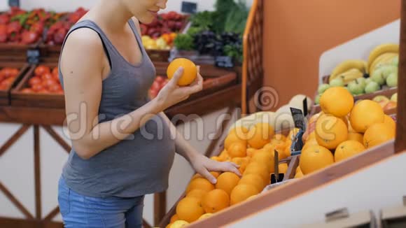孕妇买水果视频的预览图