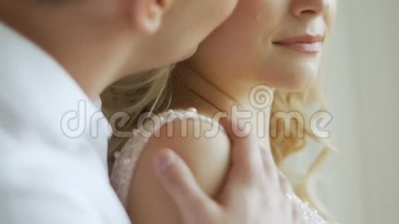 男人亲吻他心爱的孕妇视频的预览图