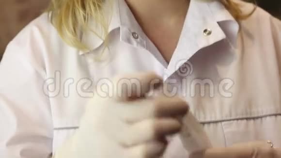 女医生拿着注射器在手术室视频的预览图