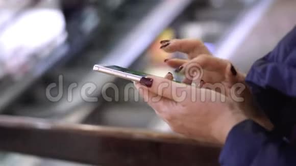 那个女人手里拿着智能手机使用触摸屏近距离观看女性手握智能手机视频的预览图