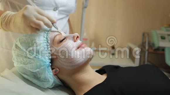 在美容院戴化妆品面具的年轻女子视频的预览图