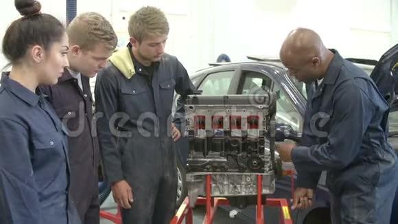 汽车机械师班教师示范发动机工作原理视频的预览图