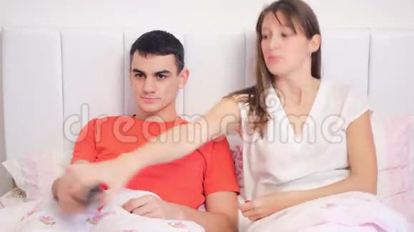 年轻夫妇因为电视吵架视频的预览图