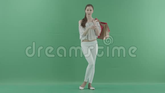 在虚拟环境中使用带有绿色屏幕袋的触摸屏的年轻女性视频的预览图