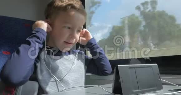 在火车上的儿童使用免费手提电话交谈视频的预览图