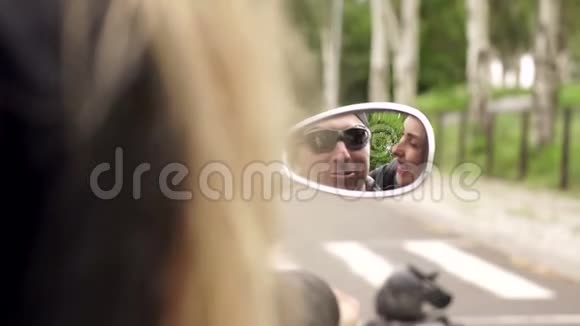 夫妻在摩托车镜子里的倒影视频的预览图