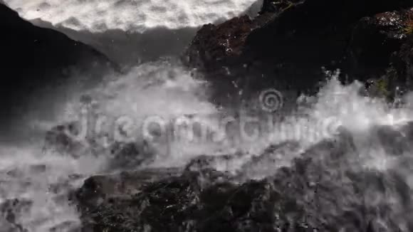 瀑布山瀑布清澈见底晶莹清澈的溪水来自高山河视频的预览图