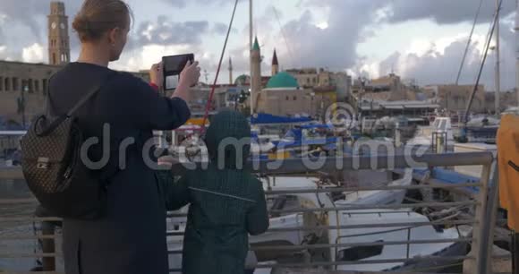 以色列阿克雷港妇女与儿子合影视频的预览图