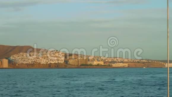 从帆船上俯瞰城镇和波多黎各码头视频的预览图