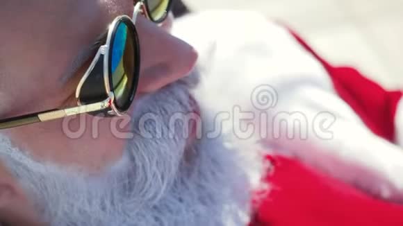 戴墨镜的圣诞老人在假日放松视频的预览图