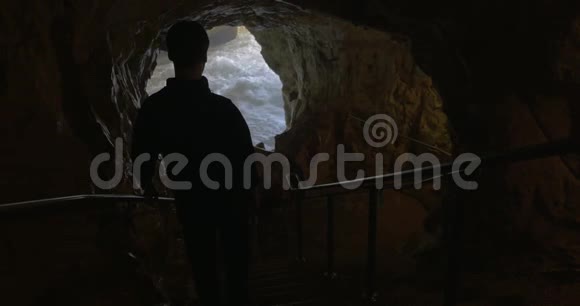 游客欣赏罗什哈尼克拉的海洞之美视频的预览图