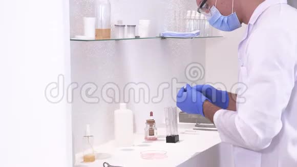 制药工人进行化学分析视频的预览图