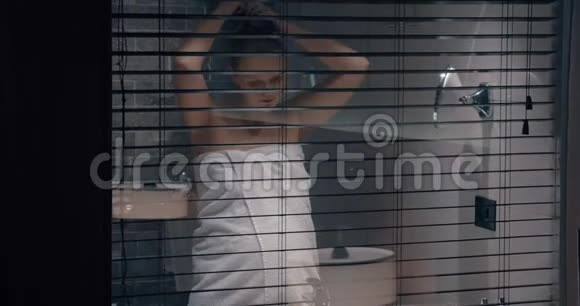 女人洗澡前在浴室里唱歌跳舞视频的预览图