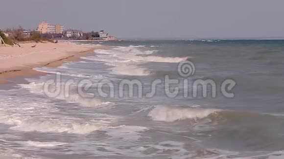 沙滩上的浪沙滩上的浪酒店的背景视频的预览图