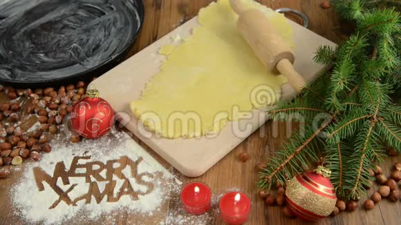 圣诞烘焙工艺红球圣诞装饰糕点面粉圣诞快乐在桌子上饼干视频的预览图