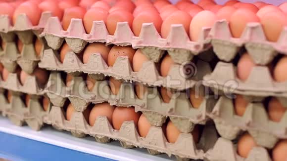 纸板容器里的棕色鸡蛋包裹里的鸡蛋超市的鸡蛋壳视频的预览图