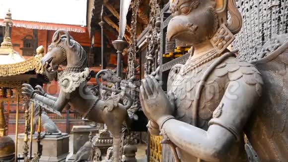 古老的青铜和黄铜神话雕塑和文物鲁德拉瓦尔纳马哈维哈尔独特的金佛寺在视频的预览图