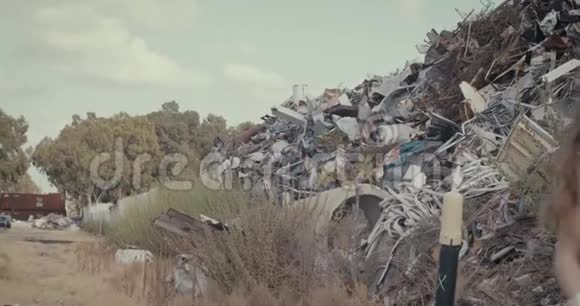 拯救地球站在一个巨大的垃圾场里的小孩子视频的预览图
