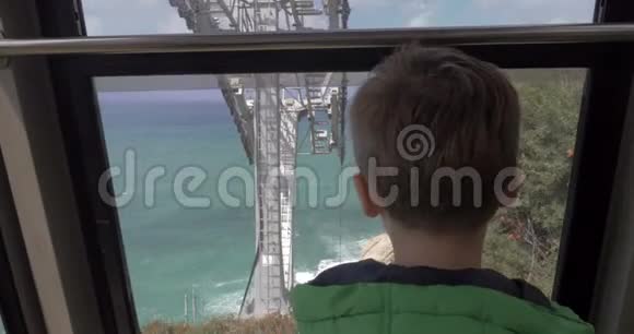 从罗什哈尼克拉移动木轮看大海的男孩视频的预览图