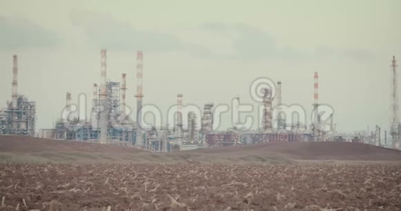 拯救地球在大型炼油厂附近戴防毒面具的孩子们视频的预览图