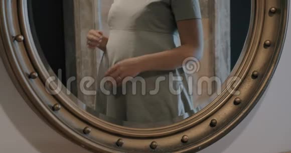 孕妇摸肚镜面反光视频的预览图