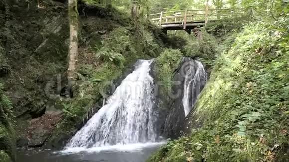 参观瀑布死亡劳斯奇在野生安德特溪旁边的科赫姆莫塞尔河德国瀑布高7米水流湍急视频的预览图