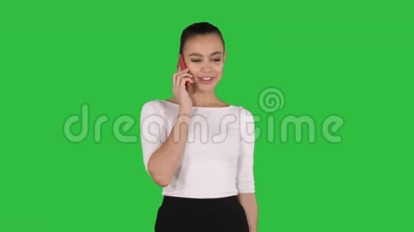 购物妇女带着袋子在绿色屏幕上的电话Chroma键视频的预览图