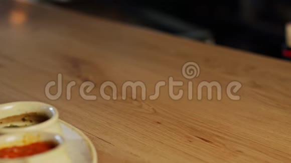 餐馆里供应一盘沙拉和奶酪视频的预览图