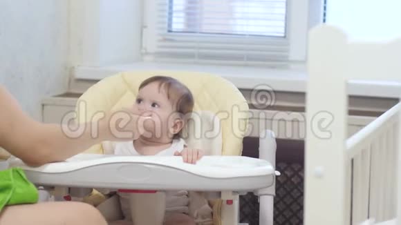 婴儿反复无常坐在厨房的高椅上哭泣视频的预览图