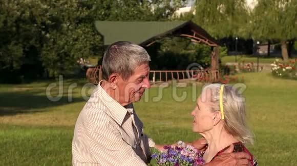 在公园拥抱的老年夫妇视频的预览图