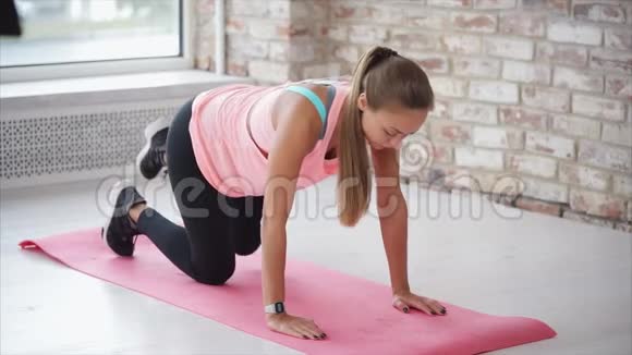 漂亮的女人正在瑜伽垫上锻炼视频的预览图