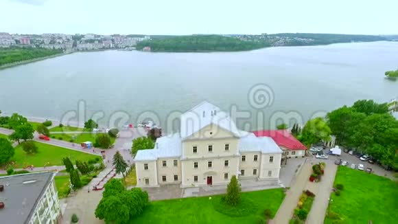 市中心的城市堤岸公园老城堡和蓝色湖泊的美丽景色空中观景台乌克兰视频的预览图
