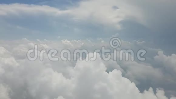 在云层中飞行视频的预览图