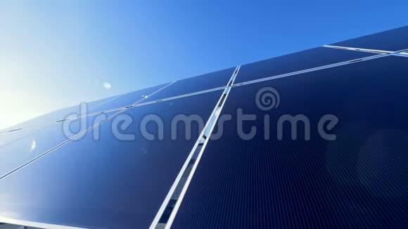 太阳能电池板收集太阳光太阳光从太阳能电池面板反射出来视频的预览图