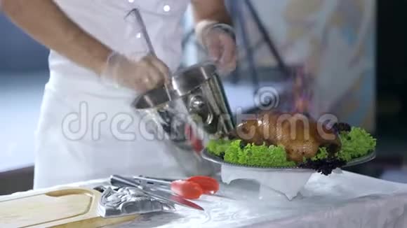 厨师给餐馆里的鸡肉生火招牌菜特写镜头视频的预览图